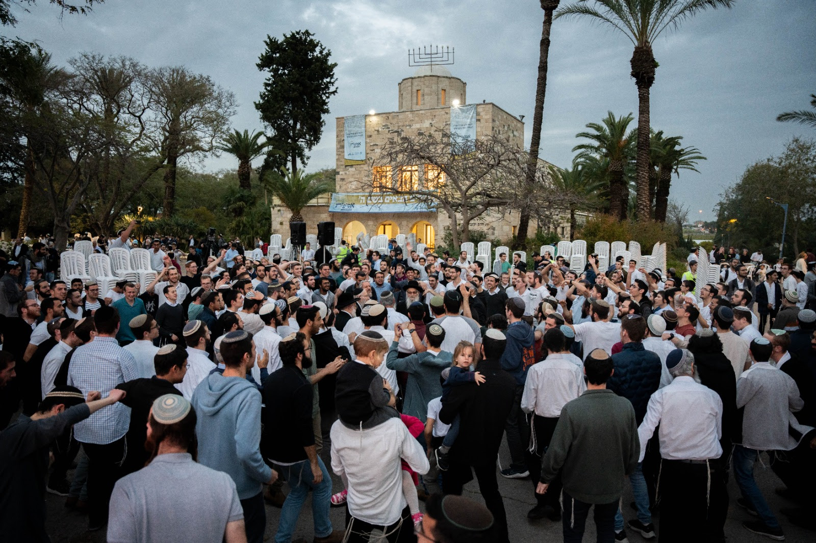 2,500 talmidim from yeshivot across the country gathered in Kerem B'Yavne for a day of Torah learning. Over 40 shiurim were given about various aspects of Shabbat. The event culminated with a final gathering, where everyone gathered to hear from the leadi